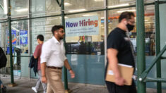 Mercado laboral de EE.UU. se mantiene fuerte mientras la economía agrega 339,000 nuevos empleos
