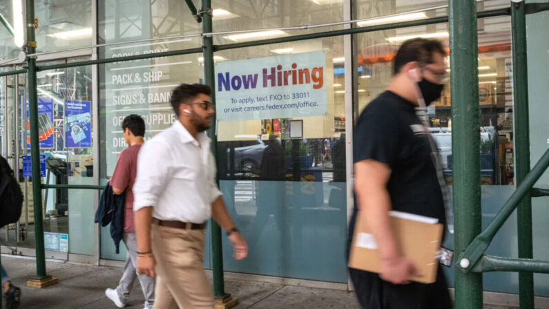 Un cartel de ofertas de empleo en una ventana en Manhattan (EE.UU.), el 28 de julio de 2022. (Spencer Platt/Getty Images)
