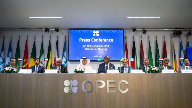 Representantes de los países miembros de la OPEP asisten a una conferencia de prensa después de la 45° Reunión del Comité de Supervisión Ministerial Conjunto y la 33° Reunión Ministerial de países OPEP y no OPEP, en Viena, Austria, el 5 de octubre de 2022. (Vladimir Simicek/AFP vía Getty Images)
