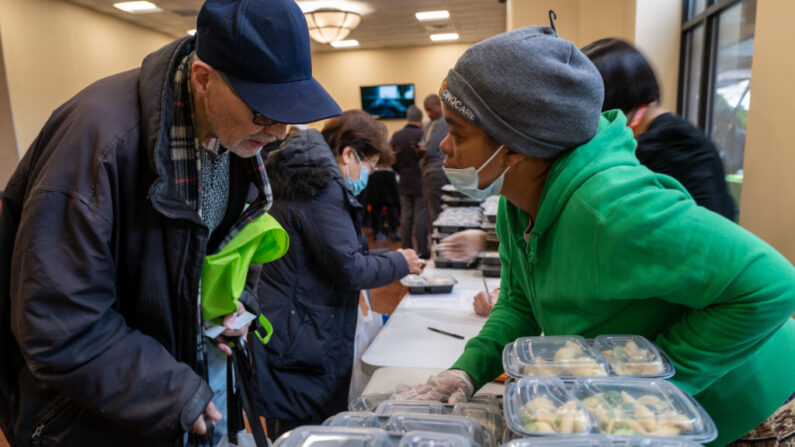 La gente recibe pavos gratis y otros alimentos orientados a Acción de Gracias en una colecta comunitaria de alimentos de Acción de Gracias en Brooklyn para los necesitados el 16 de noviembre de 2022 en la ciudad de Nueva York. (Spencer Platt/Getty Images)