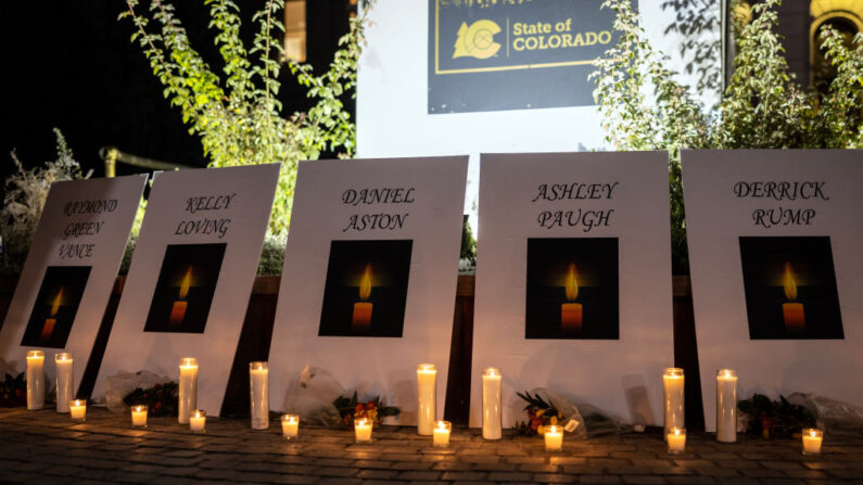 Los nombres de las víctimas del tiroteo se muestran mientras los dolientes celebran una vigilia con velas fuera del edificio del Capitolio del Estado el 23 de noviembre de 2022 en Denver, Colorado (EE.UU.). (Chet Strange/Getty Images)