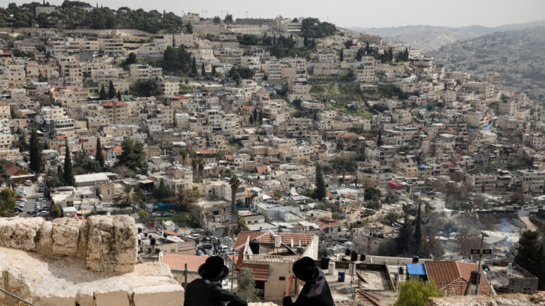 Hombres judíos ortodoxos observan el barrio palestino de Silwan, en Jerusalén Este, el 28 de enero de 2023 en Jerusalén, Israel. (Amir Levy/Getty Images)