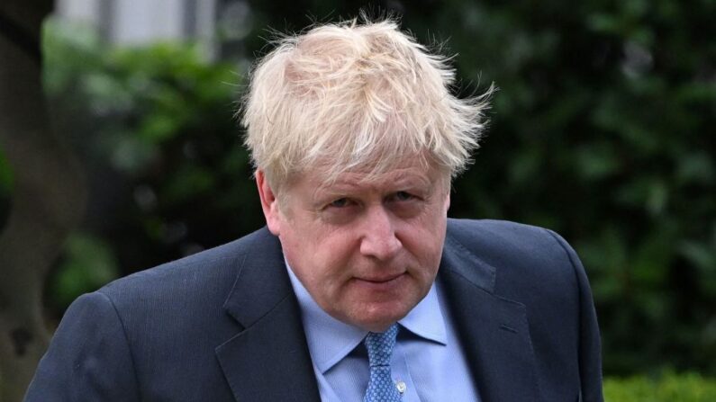 El ex primer ministro británico Boris Johnson sale de su casa en Londres el 22 de marzo de 2023. (Justin Tallis/AFP vía Getty Images)