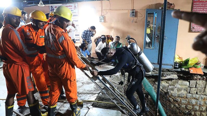 En una fotografía de archivo, un miembro del personal de rescate desciende a un pozo donde la gente cayó el 31 de marzo de 2023, en India. (AFP vía Getty Images)