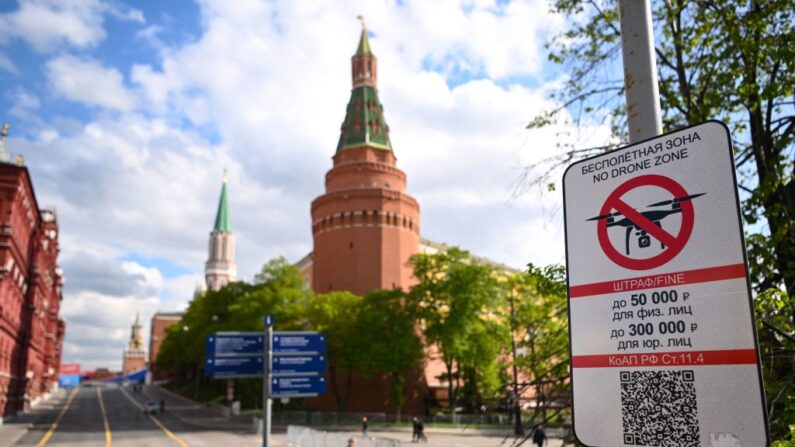 El 3 de mayo de 2023, junto al Kremlin, en el centro de Moscú, se ve una señal que prohíbe el vuelo de vehículos aéreos no tripulados (drones) sobre la zona. (Natalia Kolesnikova/AFP vía Getty Images)