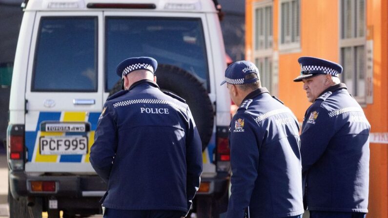 Agentes de policía se ven en una imagen de archivo en Wellington, Nueva Zelanda, el 17 de mayo de 2023. (Marty Melville/AFP vía Getty Images)