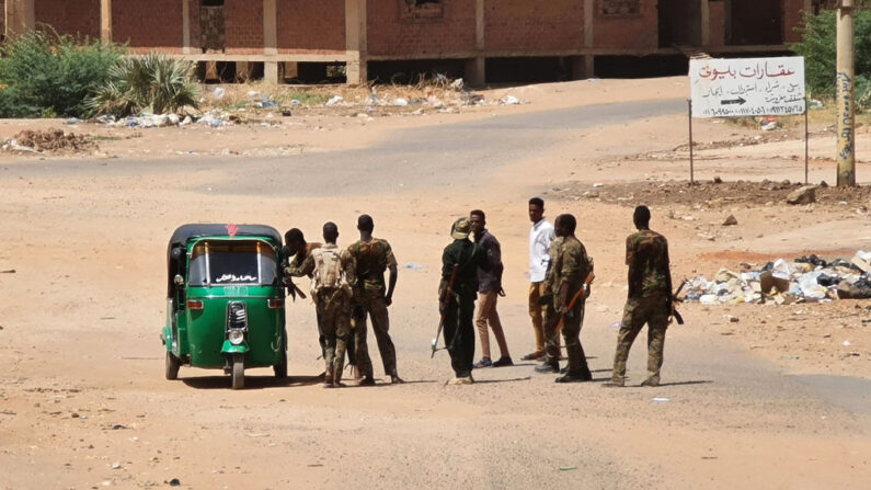 Soldados del ejército sudanés controlan un puesto de control en Jartum (Sudán) el 18 de mayo de 2023, mientras continúa la violencia entre dos generales sudaneses rivales. (AFP vía Getty Images)