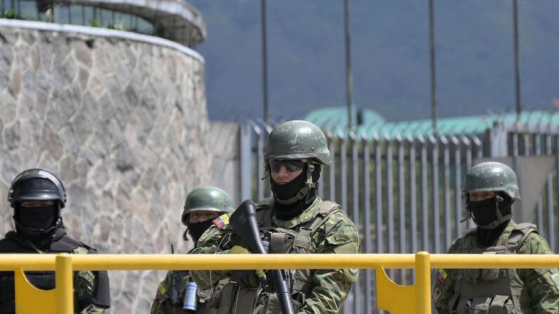 Fuerzas militares restringen el acceso a la Asamblea Nacional en Quito el 18 de mayo de 2023. (RODRIGO BUENDIA/AFP vía Getty Images)