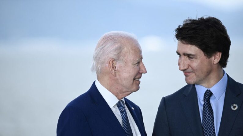 El primer ministro de Canadá, Justin Trudeau (d), habla con el presidente de Estados Unidos, Joe Biden, durante la Cumbre de Líderes del G7 en Hiroshima, el 20 de mayo de 2023. (BRENDAN SMIALOWSKI/POOL/AFP vía Getty Images)