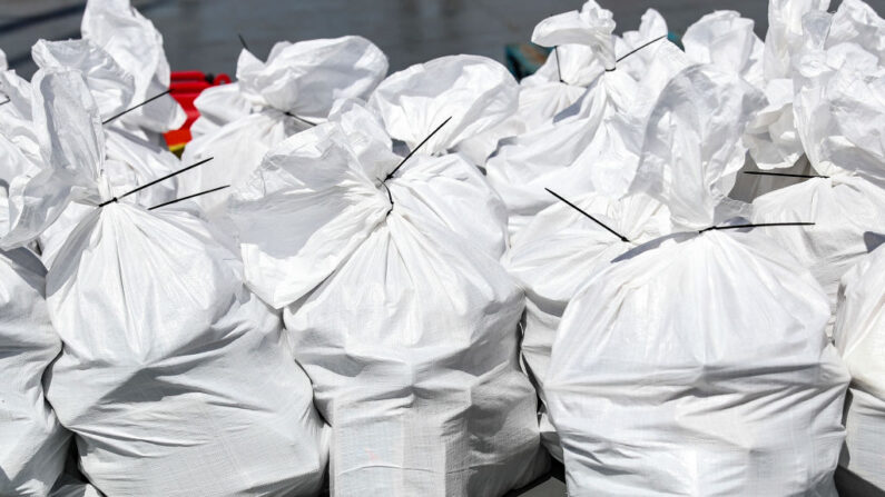 Sacos con cerca de una tonelada de cocaína, incautados durante una operación contra el narcotráfico internacional, el 1 de junio de 2023 en la Base Naval de Lisboa, en Almada. (CARLOS COSTA/AFP via Getty Images)
