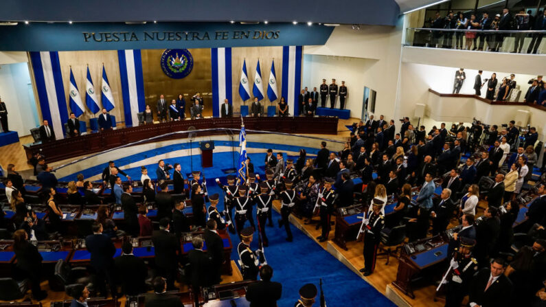 Cadetes de las fuerzas armadas portan el Pabellón Nacional de El Salvador durante un informe a la nación por el 4to año de la actual administración presidencial en la sesión plenaria en la Asamblea Legislativa el 1 de junio de 2023 en San Salvador, El Salvador. (Alex Peña/Getty Images)