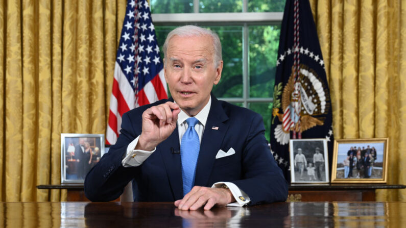 El presidente Joe Biden se dirige a la nación sobre cómo evitar el impago y el Acuerdo Presupuestario Bipartidista en el Despacho Oval de la Casa Blanca el 2 de junio de 2023 en Washington, DC. (Jim Watson-Pool/Getty Images)