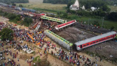 Dos trenes de pasajeros llenos chocan con tren de mercancías en India y provocan una “tragedia monumental”