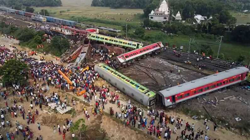 Esta captura de pantalla realizada a partir de imágenes de vídeo de AFPTV tomadas el 3 de junio de 2023 muestra a personas reunidas en el lugar del accidente de un choque de tres trenes cerca de Balasore, a unos 200 km (125 millas) de la capital del estado, Bhubaneswar, en el estado oriental de Odisha. (Jayanta Shaw/AFPTV/AFP vía Getty Images)