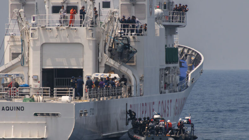 Miembros de la Guardia Costera de Filipinas participan en un simulacro durante un ejercicio marítimo trilateral con los guardacostas de Japón y Estados Unidos, a 15 millas náuticas de la costa de la provincia de Bataan, al oeste de Filipinas, el 6 de junio de 2023. (Jes Aznar/Getty Images)