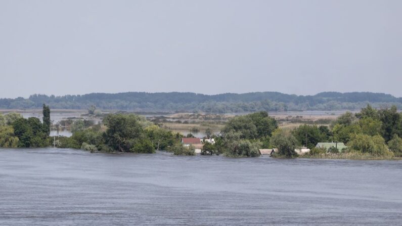 Esta vista muestra una zona parcialmente inundada de Kherson el 6 de junio de 2023, tras los daños sufridos en la presa de la central hidroeléctrica de Kakhovka. (Stringer/AFP vía Getty Images)