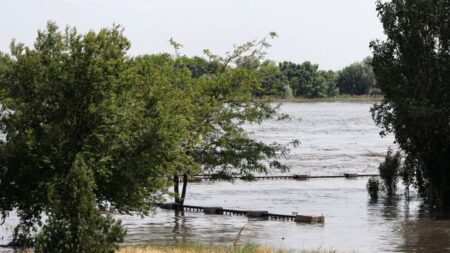 Declaran el estado de emergencia en Nueva Kajovka tras la ruptura de la presa