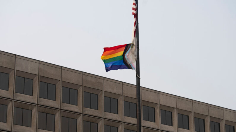 La bandera del Orgullo Progresista ondea en el exterior del Departamento de Energía el 7 de junio de 2023 en Washington, DC. (Drew Angerer/Getty Images)