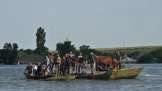 Cientos de ucranianos siguen atrapados por inundación en la orilla oriental del Dnipro