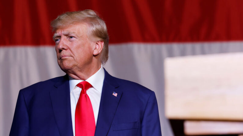 El expresidente estadounidense Donald Trump llega para pronunciar un discurso en la convención del Partido Republicano del estado de Georgia, en el Centro de Convenciones y Comercio de Columbus, el 10 de junio de 2023, en Columbus, Georgia. (Anna Moneymaker/Getty Images)