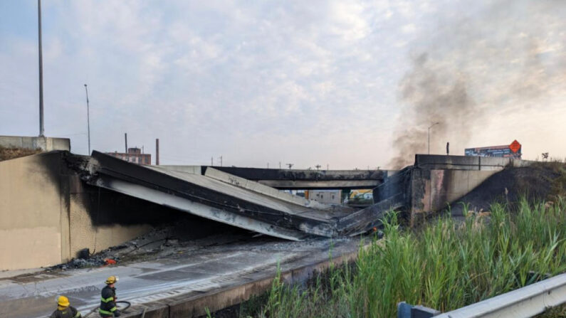 En esta foto facilitada por la Oficina de Gestión de Emergencias de la Ciudad de Filadelfia, sale humo de un tramo derrumbado de la autopista I-95 el 11 de junio de 2023 en Filadelfia, Pensilvania. (Ciudad de Filadelfia vía Getty Images)