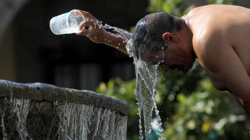 Un hombre se refresca con agua de una fuente durante uno de los días más calurosos de la tercera ola de calor en Guadalajara, estado de Jalisco, México, el 12 de junio de 2023. (Ulises Riuz/AFP vía Getty Images)