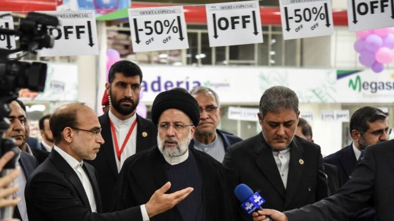 El líder iraní, Ebrahim Raisi (c), visita un supermercado que distribuye productos iraníes en Caracas (Venezuela), el 13 de junio de 2023. (Stringer/AFP vía Getty Images)