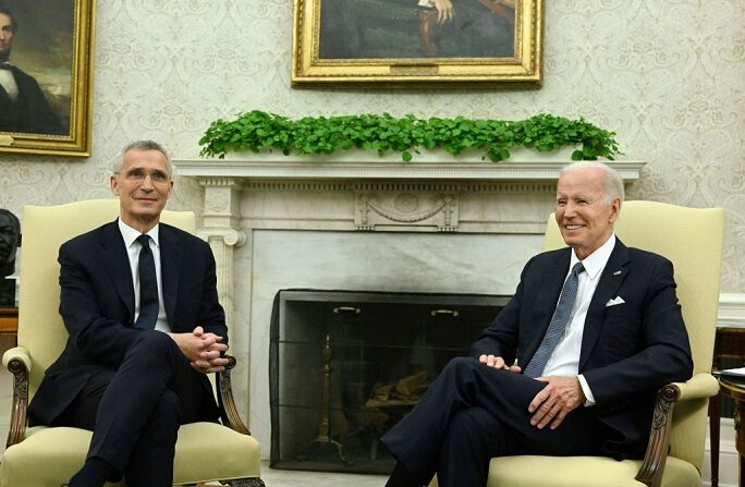 El presidente de EE. UU., Joe Biden (d), se reúne con el secretario general de la OTAN, Jens Stoltenberg, en el Despacho Oval de la Casa Blanca en Washington, DC, el 13 de junio de 2023. (ANDREW CABALLERO-REYNOLDS/AFP vía Getty Images)