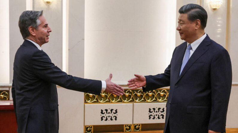 El secretario de Estado estadounidense Antony Blinken (izq.) estrecha la mano del líder chino Xi Jinping en el Gran Salón del Pueblo, en Beijing, el 19 de junio de 2023. (Leah Millis/POOL/AFP vía Getty Images)