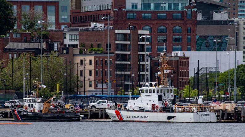 Dos buques de la Guardia Costera de EE.UU. en el puerto de Boston frente a la estación de la Guardia Costera de EE.UU. en Boston, Massachusetts, el 19 de junio de 2023. Un buque sumergible utilizado para llevar a los turistas a ver los restos del Titanic en el Atlántico. (Joseph Prezioso/AFP vía Getty Images)