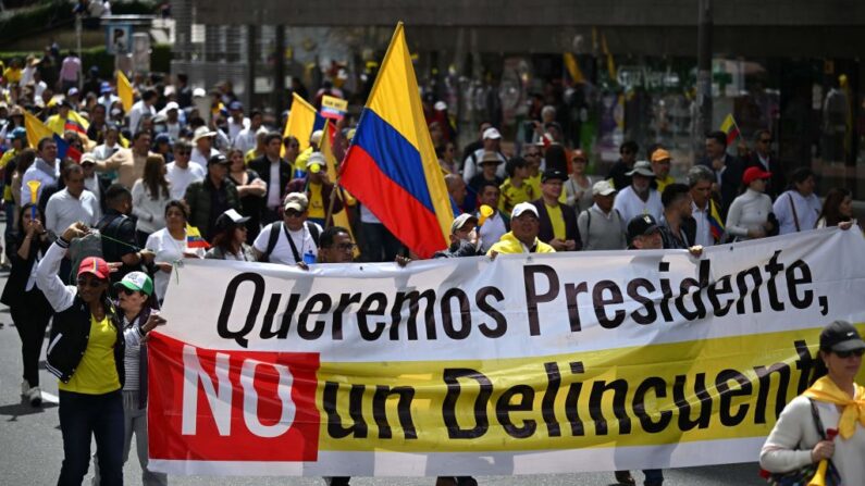 Personas participan en una manifestación contra el presidente colombiano Gustavo Petro en Bogotá (Colombia) el 20 de junio de 2023. (Raul Arboleda/AFP vía Getty Images)