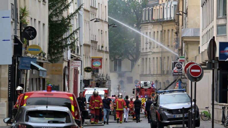 Bomberos franceses apagan un incendio tras el derrumbe parcial de un edificio en la plaza Alphonse-Laveran, en el distrito 5 de París, el 21 de junio de 2023. (Alain Jocard/AFP vía Getty Images)