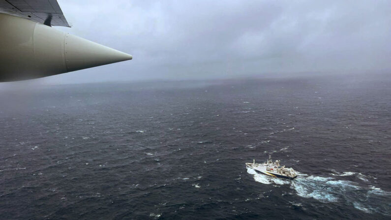 Un avión Hércules HC-130 a 900 millas al este de Cape Cod durante la búsqueda del Sumergible de 21 pies, Titán, el 21 de junio de 2023 sobre el Océano Atlántico. (Guardia Costera de EE.UU. a través de Getty Images)