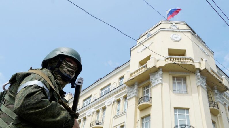 Un miembro del grupo Wagner hace guardia frente a la sede del Distrito Militar Sur de Rusia, en la ciudad de Rostov-on-Don, el 24 de junio de 2023. (STRINGER/AFP vía Getty Images)