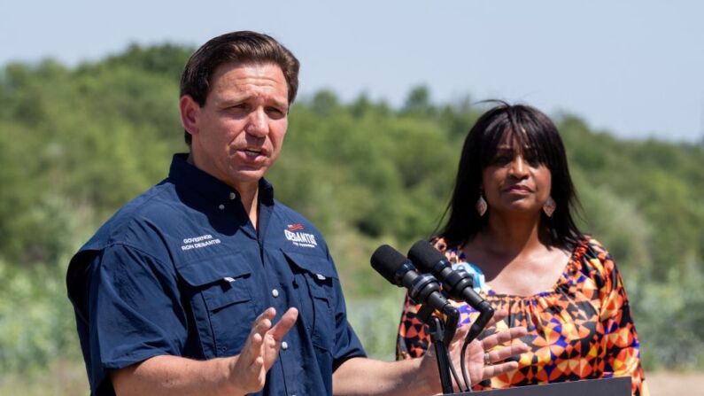 Ron DeSantis, gobernador de Florida y aspirante republicano a la presidencia en 2024, habla durante una rueda de prensa cerca del río Grande en Eagle Pass, Texas, el 26 de junio de 2023. (SUZANNE CORDEIRO/AFP a través de Getty Images)