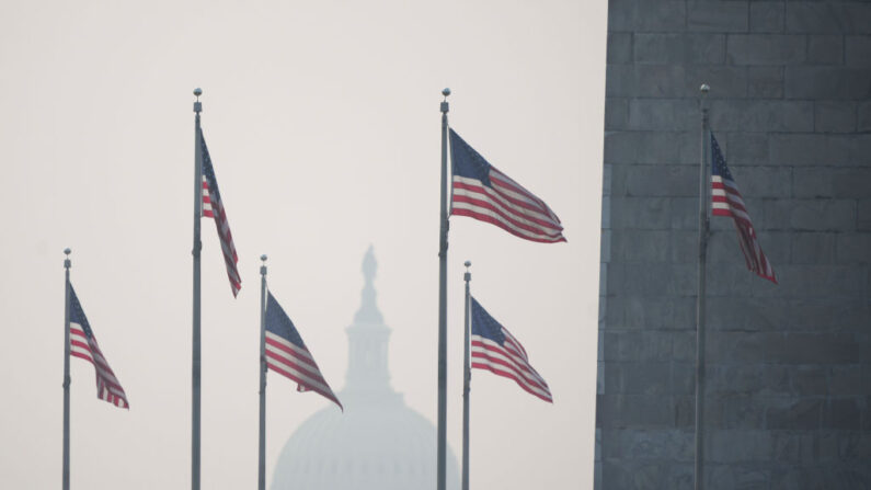  El humo de los incendios forestales proyecta una bruma sobre el National Mall el 29 de junio de 2023 en Washington, DC. (Drew Angerer/Getty Images)