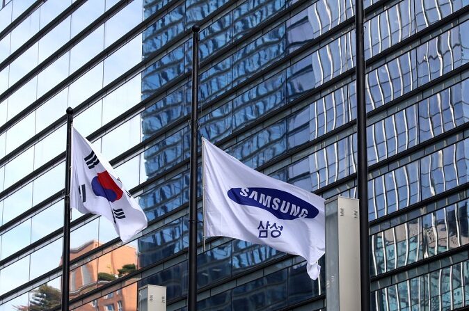 Una bandera de Samsung ondea a media asta frente a la oficina de Samsung el 28 de octubre de 2020 en Seúl, Corea del Sur. (Chung Sung-Jun/Getty Images)