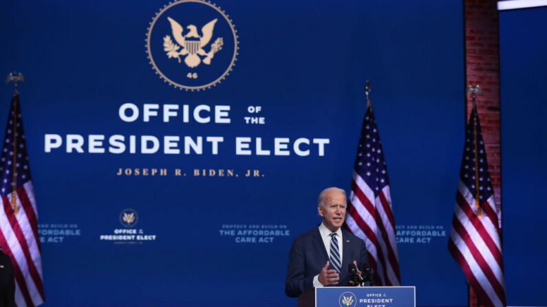 El presidente electo de Estados Unidos, Joe Biden, se dirige a los medios de comunicación sobre la demanda de la Administración Trump para anular la Ley de Asistencia Asequible, el 10 de noviembre de 2020 en el Queen Theater de Wilmington, Delaware. (Joe Raedle/Getty Images)