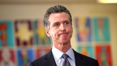 Gavin Newsom se alista para presentarse a las elecciones presidenciales, sin un calendario claro