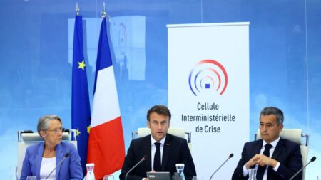 Macron pide a los padres «responsabilidad» para que sus hijos no participen en disturbios