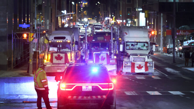 Un vehículo policial bloquea una calle del centro de la ciudad para impedir que los camiones se unan a un bloqueo de camioneros que protestan contra los mandatos de vacunación cerca de los Edificios del Parlamento el 15 de febrero de 2022 en Ottawa. (Scott Olson/Getty Images)