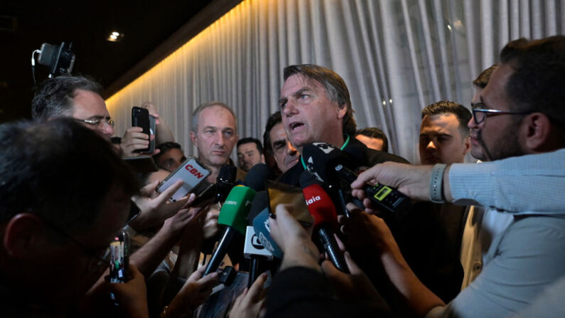 El expresidente brasileño Jair Bolsonaro habla con  los medios en Belo Horizonte, estado de Minas Gerais, Brasil, el 30 de junio de 2023. (DOUGLAS MAGNO/AFP vía Getty Images)