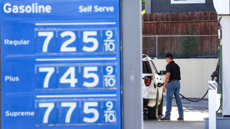 Precios de la gasolina por encima de 7.00 $ el galón expuestos en una gasolinera Chevron en Menlo Park, California, el 25 de mayo de 2022. (Justin Sullivan/Getty Images)