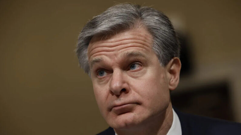 El director del FBI, Christopher Wray, se prepara para testificar ante el Comité de Seguridad Nacional de la Cámara en el edificio de oficinas Cannon House en el Capitolio en Washington, el 15 de noviembre de 2022. (Chip Somodevilla/Getty Images)