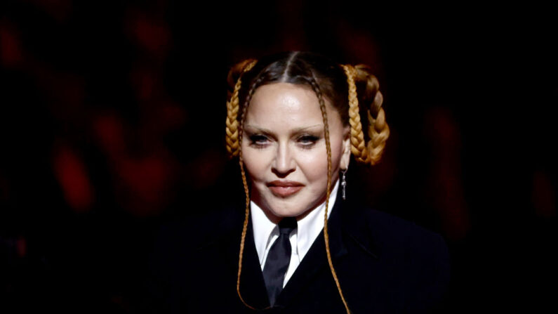 Madonna habla en el escenario durante la 65ª edición de los premios GRAMMY en el Crypto.com Arena el 05 de febrero de 2023 en Los Ángeles, California. (Frazer Harrison/Getty Images)