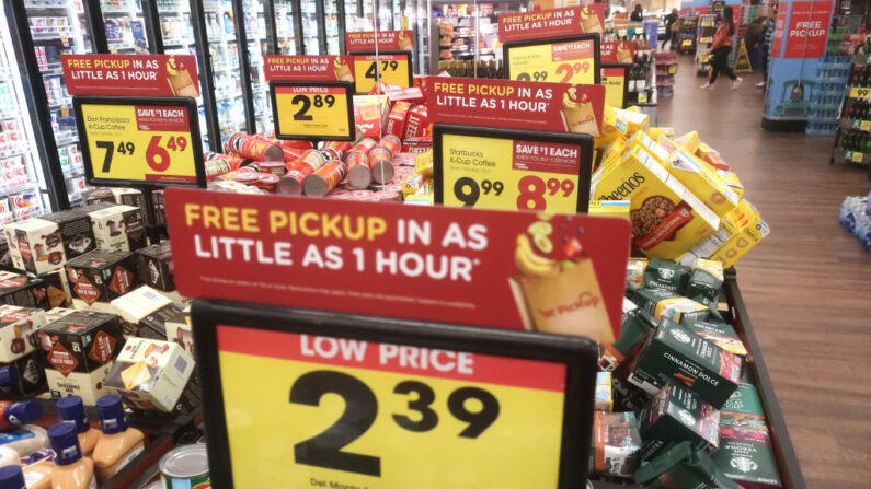 Los precios son expuestos en un supermercado el 13 de febrero de 2023 en Los Ángeles, California. (Mario Tama/Getty Images)