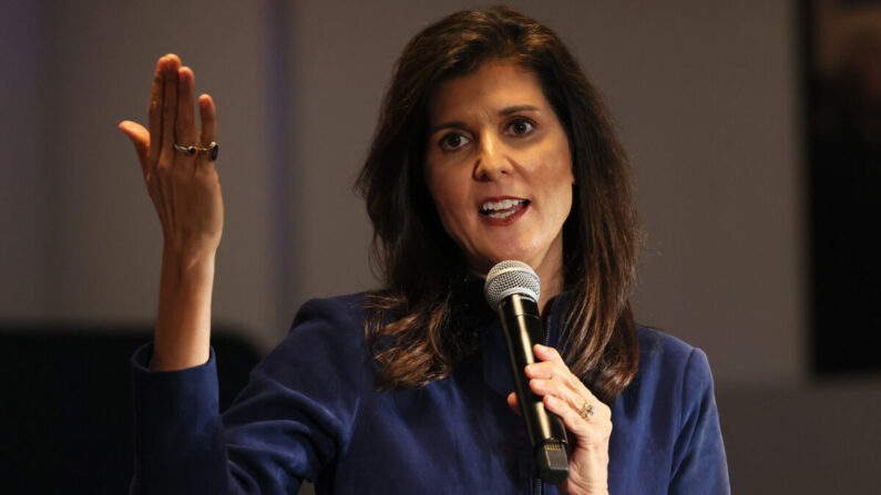 La candidata presidencial republicana Nikki Haley habla durante un acto de campaña en el Instituto de Política de New Hampshire en el Saint Anselm College, en Manchester, N.H., el 17 de febrero de 2023. (Michael M. Santiago/Getty Images)
