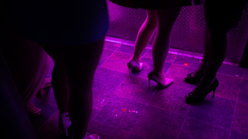 El personaje de drag queen de Austin, Texas, Cheri Lake, que actúa bajo el nombre de 'Brigitte Bandit', se encuentra entre otros drag queens antes de actuar en el club nocturno Elysium el 07 de abril de 2023 en Austin, Texas. (Brandon Bell/Getty Images)