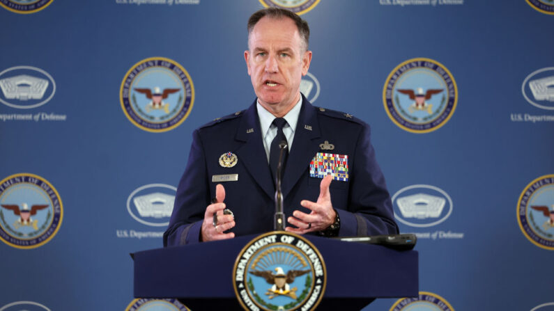 El secretario de prensa del Departamento de Defensa de EE. UU., el general Patrick S. Ryder, habla en una rueda de prensa en el Pentágono en Arlington, Virginia, el 13 de abril de 2023. (Kevin Dietsch/Getty Images)