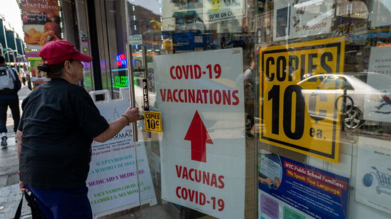 Una farmacia anuncia vacunas contra COVID-19 en Nueva York el 11 de mayo de 2023. (Spencer Platt/Getty Images)